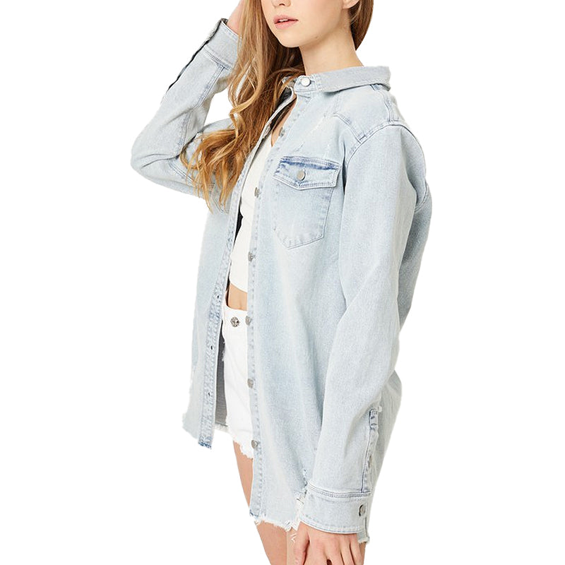Camisa larga de mujer en denim claro desgastado lavado